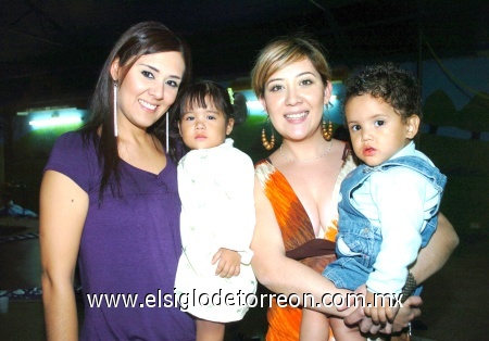11112008
Brenda Herrera, Ana Reyes, Joselin y Adrián Herrera.
