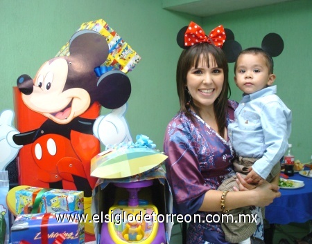 11112008
Óscar y su mamá Rebeca Calderón.