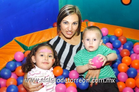 11112008
Rodeada de pelotas multicolores y acompañada de su mamá Liliana y de su hermano Carlitos, Andrea Rendón Orduña celebró su cumpleaños.