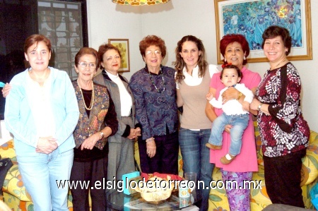11112008
Carolina acompañada de Rocío Múzquiz, Adriana de Múzquiz, Lulú Galnares, Tere Lazalde, Adriana de Álvarez, Frida de Rayas y la niña Ana Sofía Múzquiz.