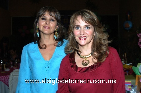 10112008
Claudia Aguiñaga y su hermana Edna.