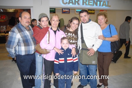 12112008
Jesús Salvador Andrade y Jazmín Castanón García se fueron de luna de miel a Canadá y fueron despedidos por sus familiares