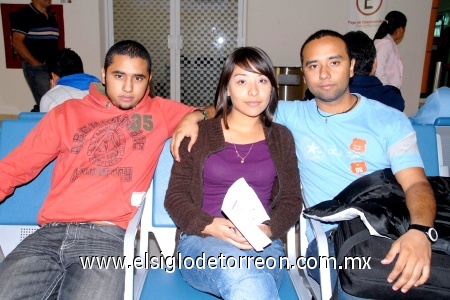 12112008
Joshua Durán Bernal viajó a San Diego, Cal. y fue despedido por su novia Elizabeth Encina y su hermano Jahaziel Durán Bernal