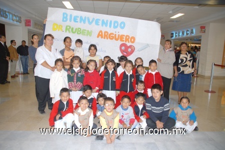 13112008
Alumnos y maestra del kinder Luz María Serradell Romero se encontraban en espera de recibir al Dr. Rubén Argüero Sánchez