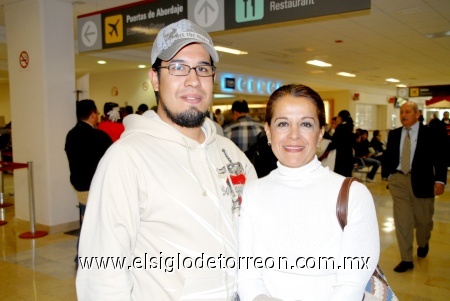 13112008
Guillermo Calderón despidió a su mamá Dora Puente, quien viajó a Viena, Austria, para participar en mundial de pesas
