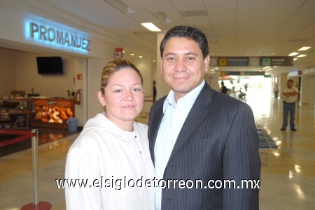 14112008
María de Jesús Piña despidió a Ernesto Nava, quien realizó un viaje de trabajo a la Ciudad de México