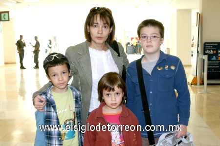 15112008
Mihaela Mathieu y sus hijos Guilhem, Marcelina y Virgile se fueron de vacaciones a la Ciudad de México