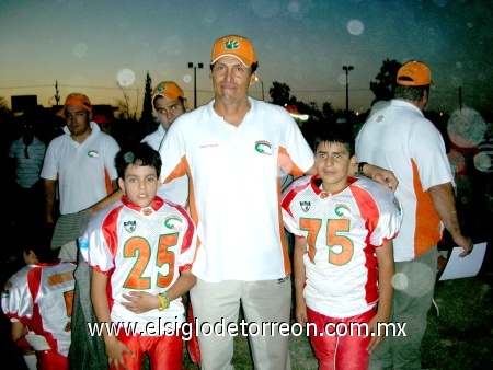 12112008
El couch Ray Ciceñas acompañado de Jorge Rivera y Ricardo Martínez
