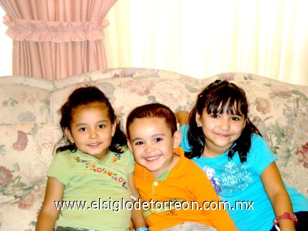 12112008
Hoy cumple cuatro años de edad Mónica Montserrat Mata Massú, quien luce acompañada de su hermanito José Carlos y su prima Valeria Massú