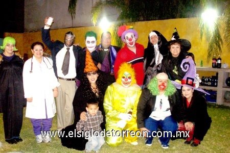 13112008
Alejandra Sánchez, Ana de Santiago, Juanito, Jorge Acosta, Antonio Pérez Soto, Kike Salas, Gabriel Estrada, Cecy González, Saide Zárate, Manuel Estrada, Anel Pérez de Estrada, Diana de Salas y Toñito Pérez Zárate