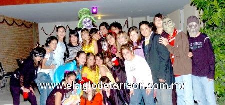13112008
Ana Sofi en la compañía de Sarita, Cristy, Luisa, Consue, Miriam, Andrea, Kelvin, Blanca, Michel, Lalo, Jorge, Fernando, Paola, Alejandro, Zanya, Natalia, Daniela, Piper, Pamela y Sarahí