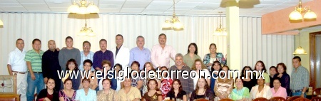 13112008
Personal docente de la Escuela Secundaria Técnica 26, en una reunión en la que celebraron el 35 aniversario de la institución educativa