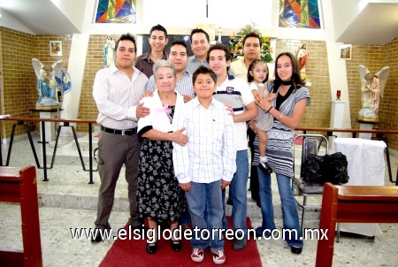 13112008
Santa Rivera acompañado de sus nietos Alex, César, Arturo, Anaí, René, Pierre, Christian, Carlos y Edwin en su reciente cumpleaños