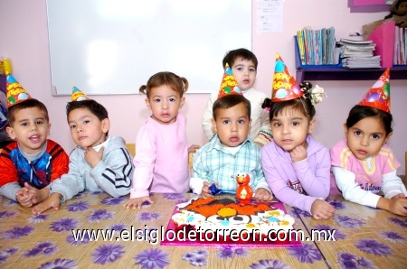 13112008
Carlos Roberto García Rodríguez fue festejado al cumplir dos años con sus compañeritos de maternal