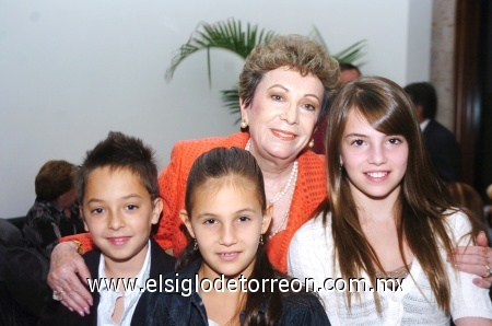 13112008
Marisa de Berlanga acompañada de sus nietos Jorge Estrada Berlanga, Valeria y Pamela Villarreal Berlanga