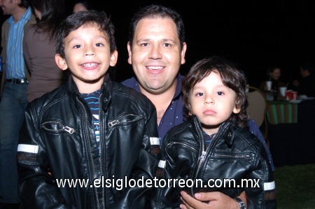 14112008
José de la Torre Bañuelos con sus hijos José Carlos y César Alejandro de la Torre Hernández