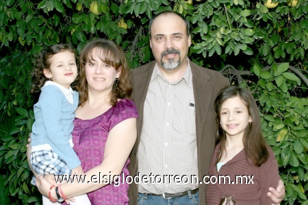 14112008
Rafael Isasi, Darma Isasi Sánchez, Nancy Sánchez de Isasi y Sarita Isasi Sánchez