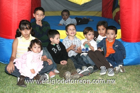 14112008
Santiago Romo Martínez junto a sus primos y amiguitos que asistieron a su fiesta