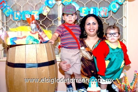 14112008
Sergio Said festejó su tercer cumpleaños, con  una linda piñata de la cual fueron anfitriones su mamá María Teresa Rivas y su hermanita Monserrat