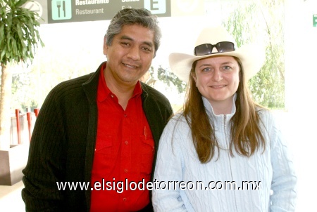 16112008
César García Ramos y Carolina Jovenich llegaron de Los Ángeles, California