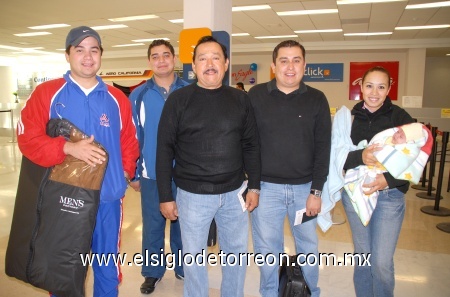 17112008
Enrique y Enrique Gámez Jr. viajaron a Santiago de Chile y fueron despedidos por Dulce, Rodrigo y Valentín.