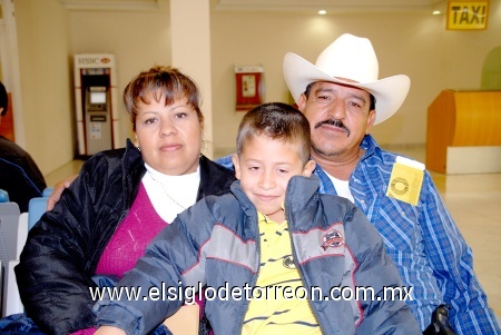 17112008
María Teresa y José Reyes Rangel junto a su hijo Guadalupe Torres, viajaron a Cancún