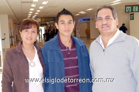 18112008
Isaac Ramírez viajó a Sonora y lo despidieron Manuel Ramírez y Mary de Ramírez.