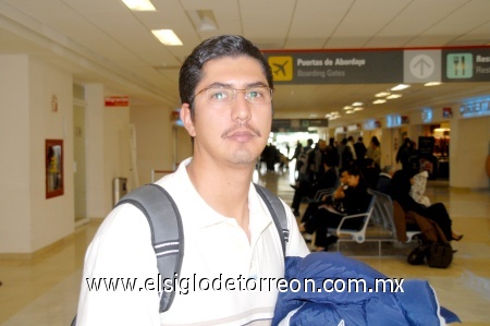 19112008
Iván Favila se fue con destino a la Ciudad de México para cumplir con negocios