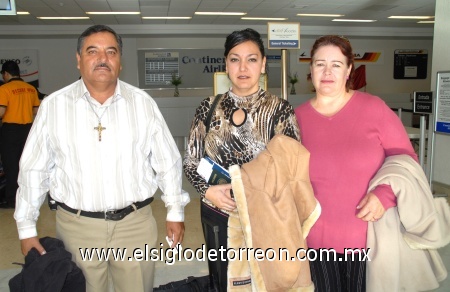 20112008
Dalila Anaya regresó a Detroit y fue despedida por Jorge y Blanca Anaya