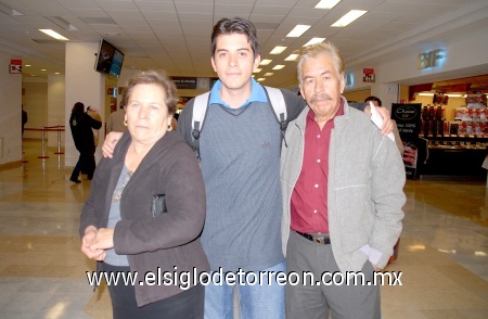 20112008
Ilda Guerrero y Margarito Contreras despidieron a su hijo Jesús Contreras quien realizó un viaje de negocios a la Ciudad de México