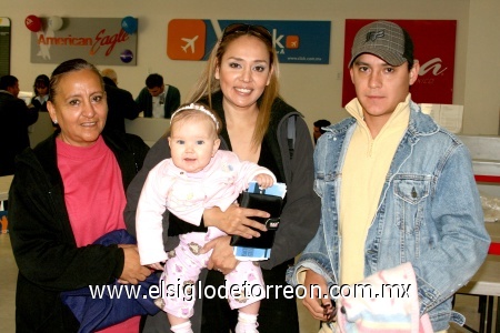 22112008
Dalila y Deborah Jarvis viajaron a Canadá y fueron despedidas por Soraya y José Valadez