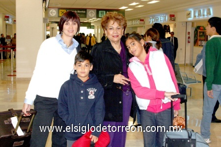 22112008
Marcela Siller, Marcela y Juan Pablo Cantú llegaron de Guadalajara y fueron recibidos por Graciela Robles.