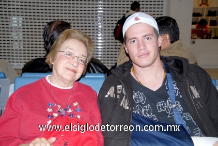 22112008
Martha Treviño despidió a su nieto Alberto Montenbruck quien se fue a la Ciudad de México a estudiar