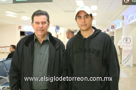 23112008
Alberto Muñoz Rodríguez voló hacia la Ciudad de México y fue despdido por Alberto Muñoz Villanueva.