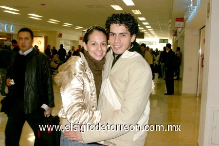 23112008
Gabriela de la Torre despidió a su novio Mario C. quien voló hacia la Ciudad de México
