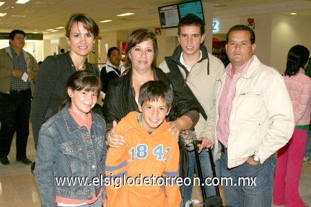 23112008
Ricardo llegó de Puebla y fue recibido por sus papás Ricardo y Martha, sus hermanos Ale y Diego y su tía Claudia de Treviño