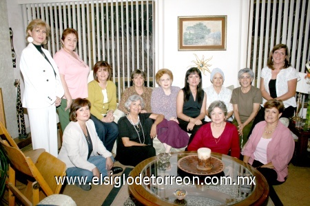 15112008
Ana Elisa en la compañía de Pina Mc Grath, Dulce María, Estelita, Adriana, Lupita, Olguita, Nena, Chacha, Lili, Mary, Dulce María, Adriana y Olivia