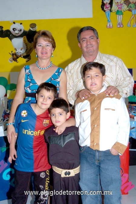 15112008
Jorge Alberto, Jorge Ángel y Jorge Antuán, fueron homenajeados con motivo de sus respectivos cumpleaños, la fiesta fue organizada por sus padres Margot de Salcido y Jorge Alberto Salcido