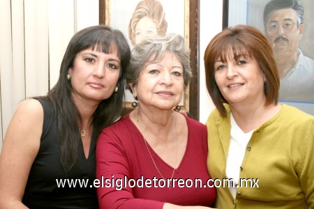 15112008
Contenta disfrutó de su convivio Ana Elisa, la felicitaron su mamá Pina Mc Grath y hermana Dulce María de Lara
