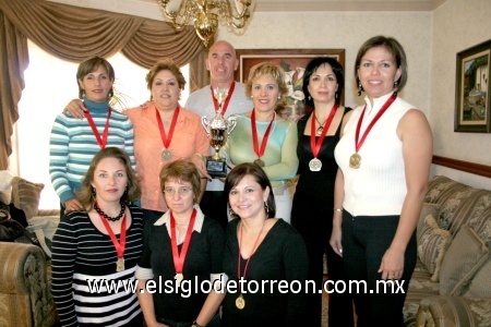 16112008
Berenice Gutiérrez, María Elena y Rolando Estrada, Luz Araujo, Minerva García, Elvira González, Paty Gutiérrez, Rocío Arizpe y Norma Quiroz, del Club San Isidro, participaron en la competencia de natación realizada el nueve de noviembre en el Parque España.