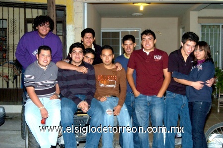 16112008
Eduardo García, Luis Ávalos, César García, Gustavo Tello, Guillermo, Daniela García y Salvador Vela asistieron a la fiesta de cumpleaños de Rogelio Hernández