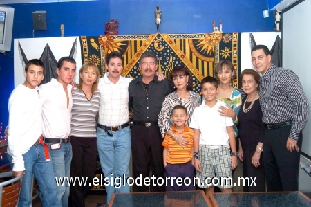 16112008
Fernando, Luis, Edna, Luis, Javier y Laura Monroy, Arlete Anguiz, Graciela de Monroy y los niños Salvador y Abner Monroy acompañaron a Mony en su fiesta de cumpleaños.