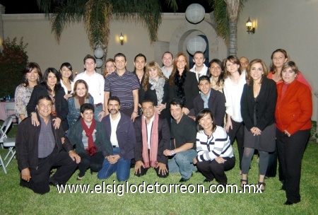 16112008
Gerardo Galindo Fierro, en la compañía de amistades que lo festejaron por su cumpleaños.