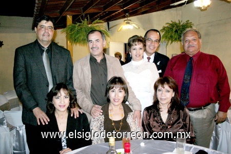 16112008
Los festejados acompañados por Ana Alicia de Rodríguez, Griselda de Huzano, Yolanda de Cantú, Daniel Rodríguez, Francisco Huzano y Rodolfo Cantú