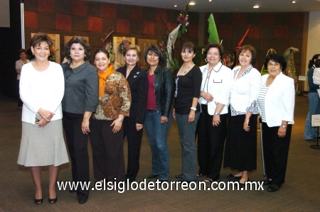 16112008
Paty Barba, Marilú Blackaller, Ruth Navarro, Maribel Rodríguez, Blanca Mora, Paty Rueda, Cory Villarreal, Mayra Sotomayor y Nina Ríos, del Club de Jardinería Violeta y organizadoras de la exhibicion