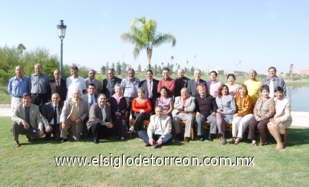 16112008
Pedro Solís, Juan Zamudio, Jorge Romo, Alberto Aguilar, Víctor Marcial, Efraín Villegas, David García, Gerardo Pérez, Alfredo Huitrón, Andrés Vara, Ignacio Méndez, Humberto Barbachano, Xóchitl Calderón, Gustavo Meléndez, Francisco Espinoza, Javier Armendáriz, Rodolfo Alcántara, Leonel Rodríguez, José Gustavo Romo, Faustino Aguilar, Estela Carreón, Victoria Rodríguez, Armando Fernández, Rosa María Monsiváis, Yolanda Medrano, Celia Montes, Dely Hernández, Consuelo Reyes Retana y Magdalena López, ex alumnos de la Facultad de Medicina, generación 1973 acompañados de don Raúl Adalid quien fuera su profesor en ese entonces.
