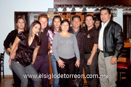 16112008
Ramón Barrera, Raúl y José Flores, Delfina Cervantes, Gaby y José Flores Jr., Fabiola Ulloa y Anabell Flores.
