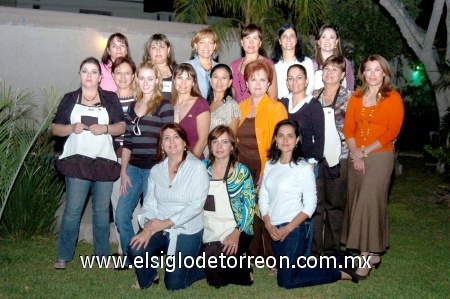 16112008
Una clínica de Navidad se les impartió al Club de Jardinería Bambú en fecha reciente, donde estuvieron como anfitrionas Rosa Martha de Grajales y Cecilia López, quienes tuvieron como ponentes a Elvira Arredondo y Fina de Ganem. Al término de la plática, las damas disfrutaron de un convivio.