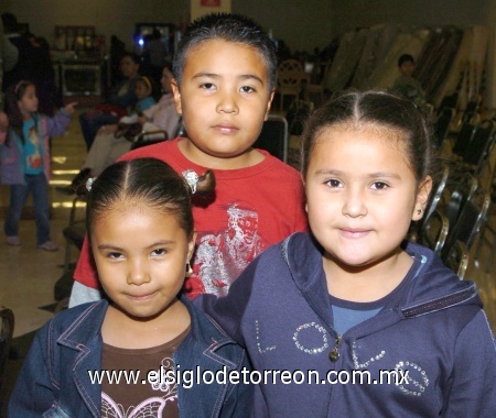16112008
Angélica Isabel Fuentes, Fernando y Nadia Lucero Holguín