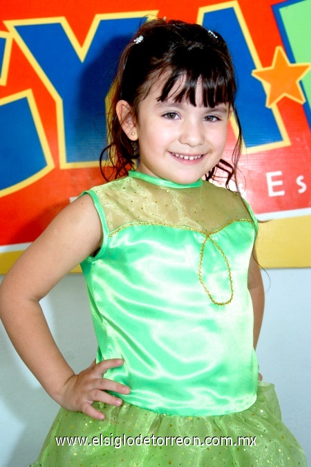 16112008
Disfrazada de “Campanita”, Victoria Grageda Vela celebró su quinto aniversario de vida